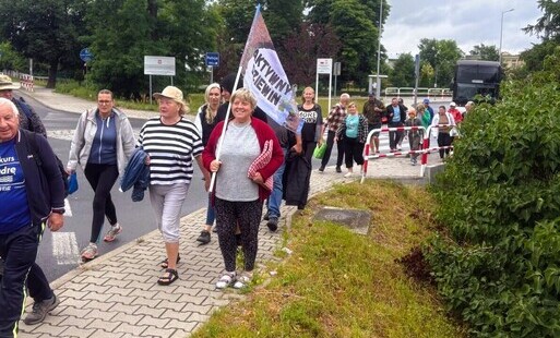 grupa ludzi w marszu