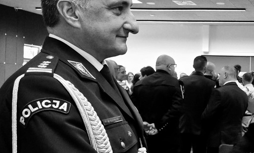 osoba w mundurze policyjnym