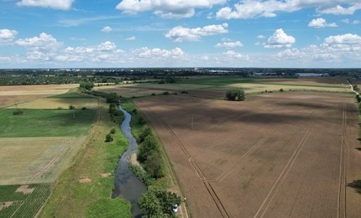 po środku pól wije się rzeka