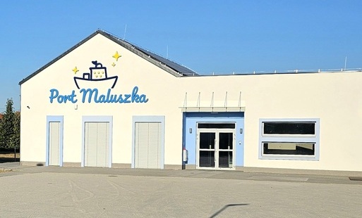 budynek jasno niebieski z napisem port maluszka
