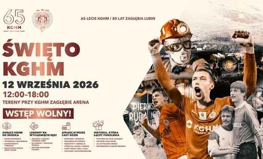 pomarańczowa grafika z osobą i napisami zapowiadająca mecz piłkarski z atrakcjami