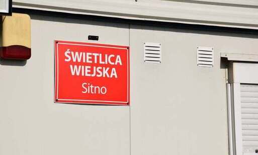 biały kontener z czerwoną tabliczką świetlica wiejska