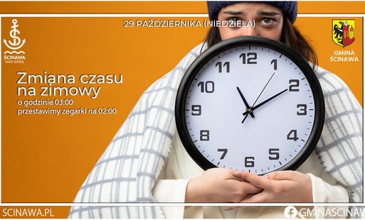 zegarek na pomarańczowym tle