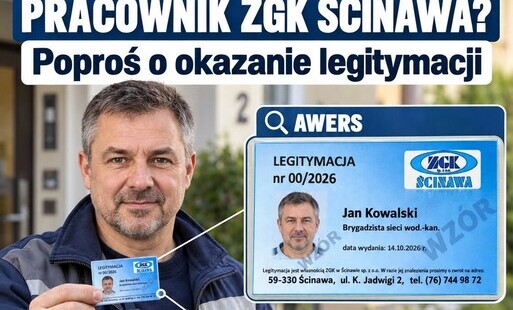 na niebieskim tle osoba pokazująca kartkę