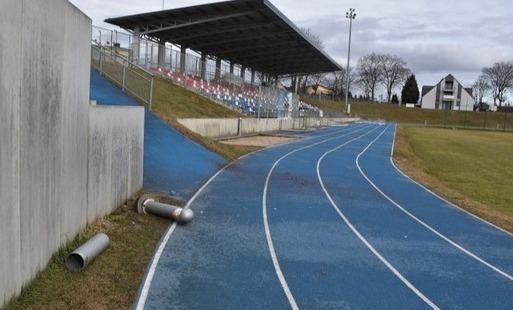 Zdjęcie zdewastowanych elementów na stadionie