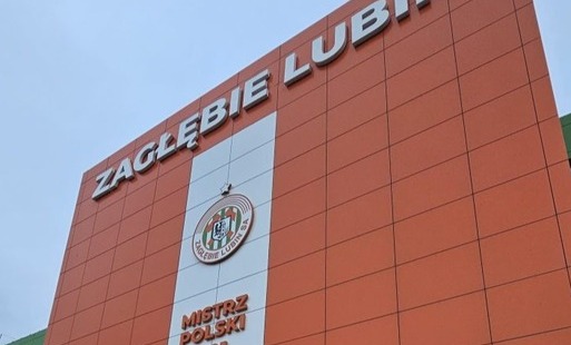Ściana budynku Zagłębie Lublin z logo zespołu