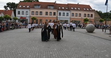 Pierwszy polonez ósmoklasistów na ścinawskim rynku