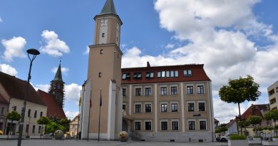 Uroczysty polonez ósmoklasistów na rynku