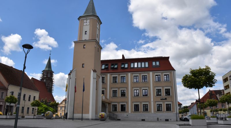 Uroczysty polonez ósmoklasistów na rynku